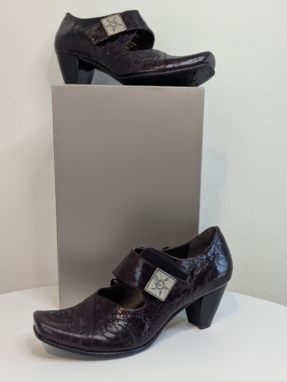 Fidji Mestizo Purple Leather Mary Jane Block Heel Pumps Sz 37.5 / 7.5 w/Box